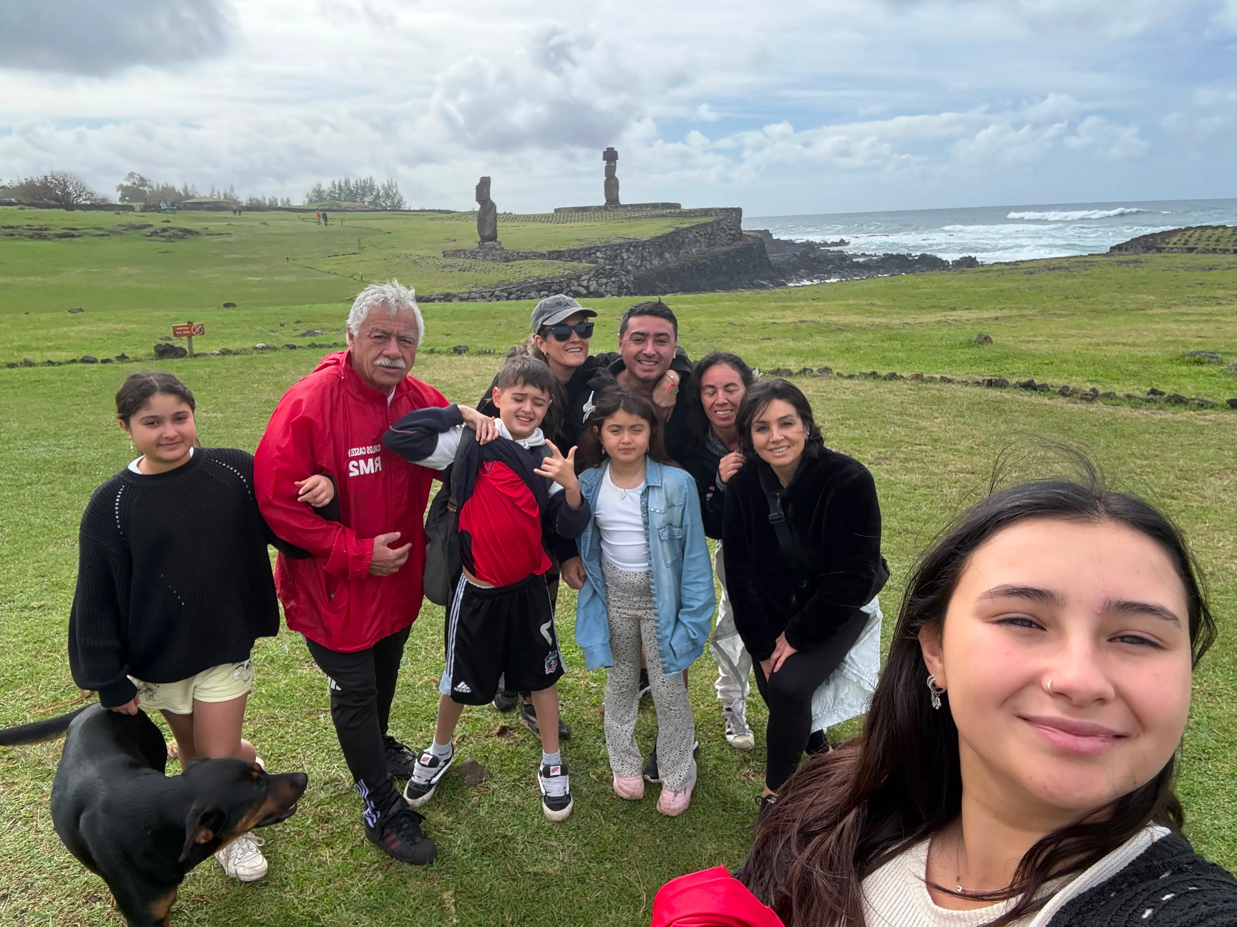 Caszely disfruta en familia de la Isla de Pascua