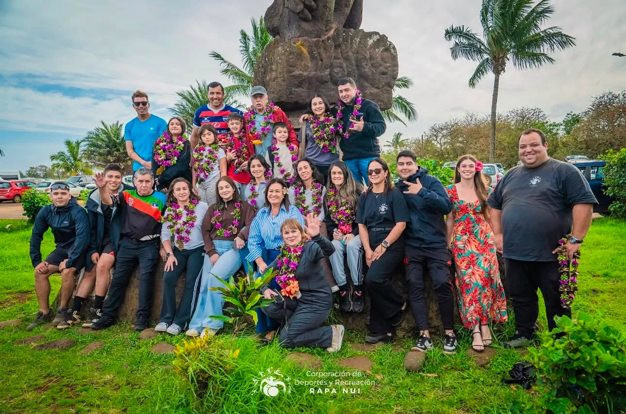 Caszely en una postal típica de la Isla de Pascua
