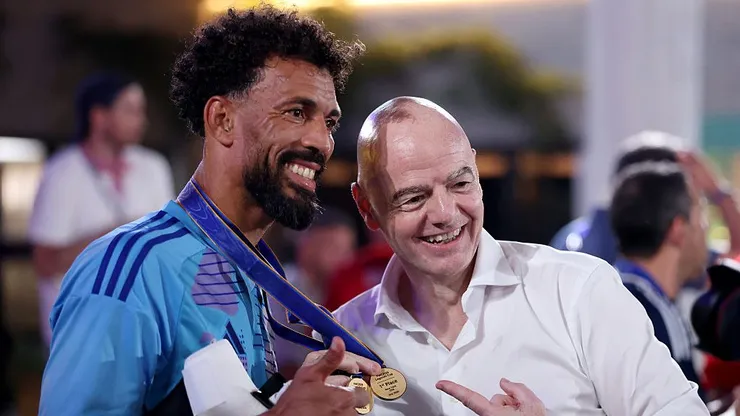 Vozinha junto a Gianni Infantino.
