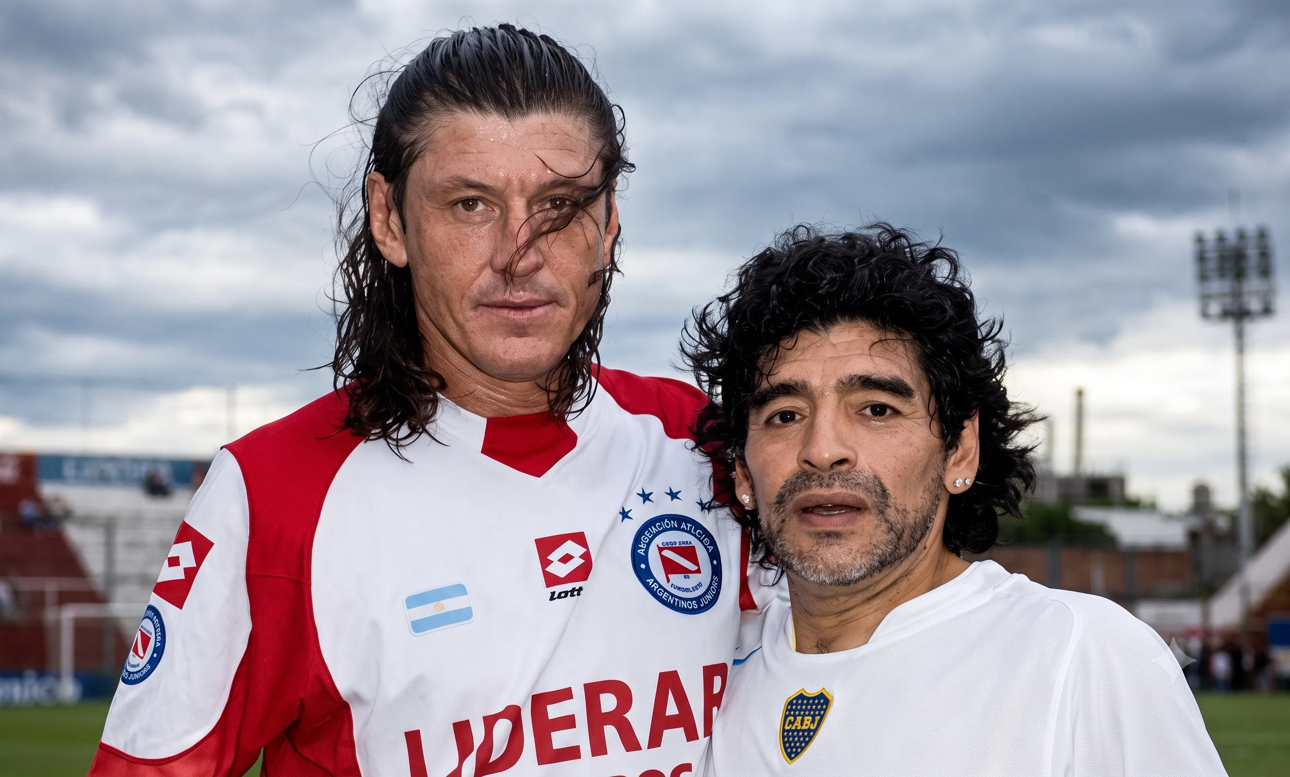 Juan Carlos Kopriva junto a su gran ídolo, Diego Armando Maradona. (Foto: Cedida y retocada con Gemini IA).