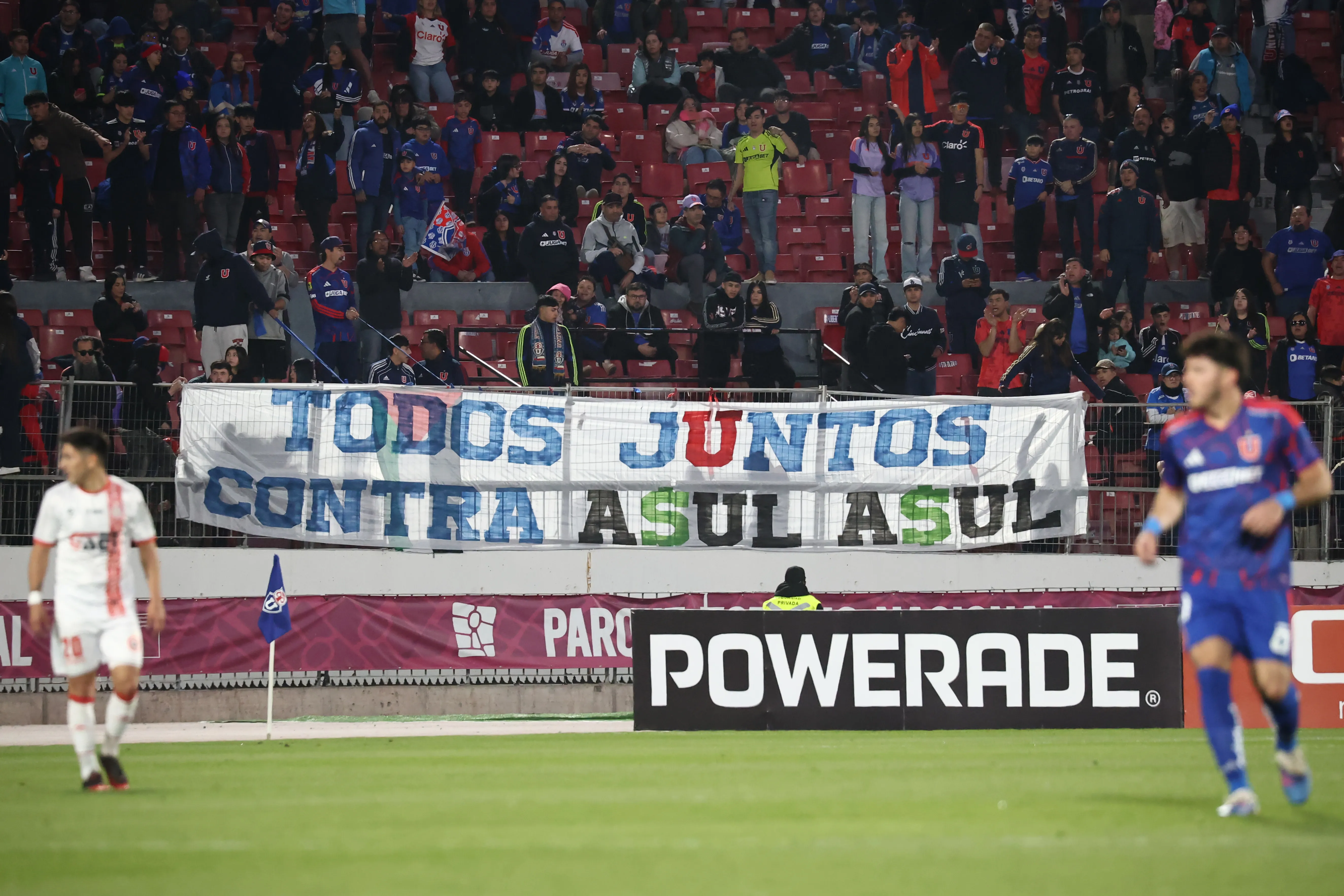 Los hinchas de la U colgaron lienzos contra la dirigencia de Azul Azul. Foto: Dragomir Yankovic/Photosport