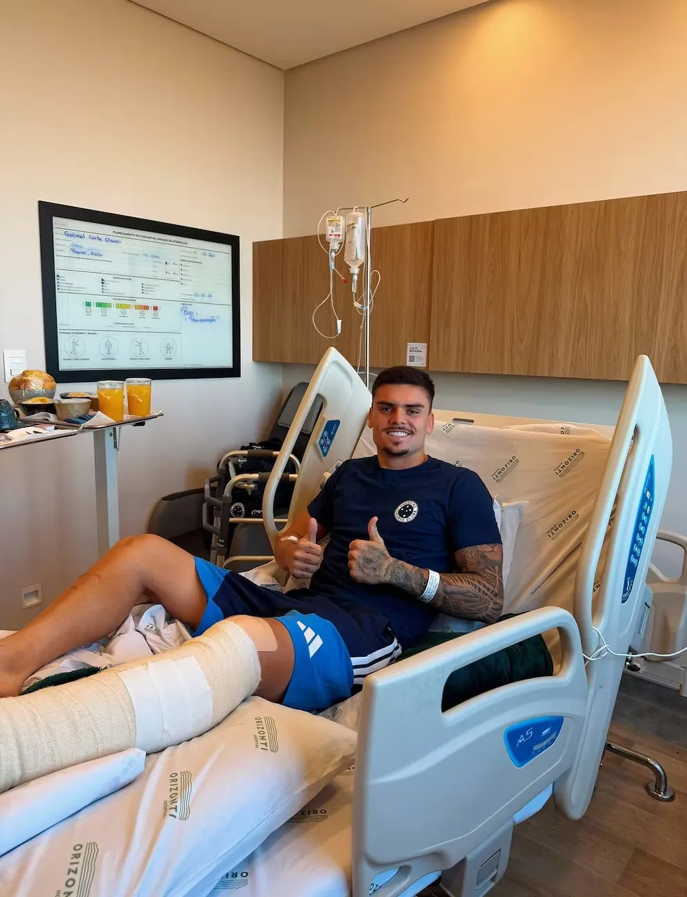 El jugador Gabriel Pec tras ser operado luego de sufrir una fractura en la tibia de la pierna izquierda.