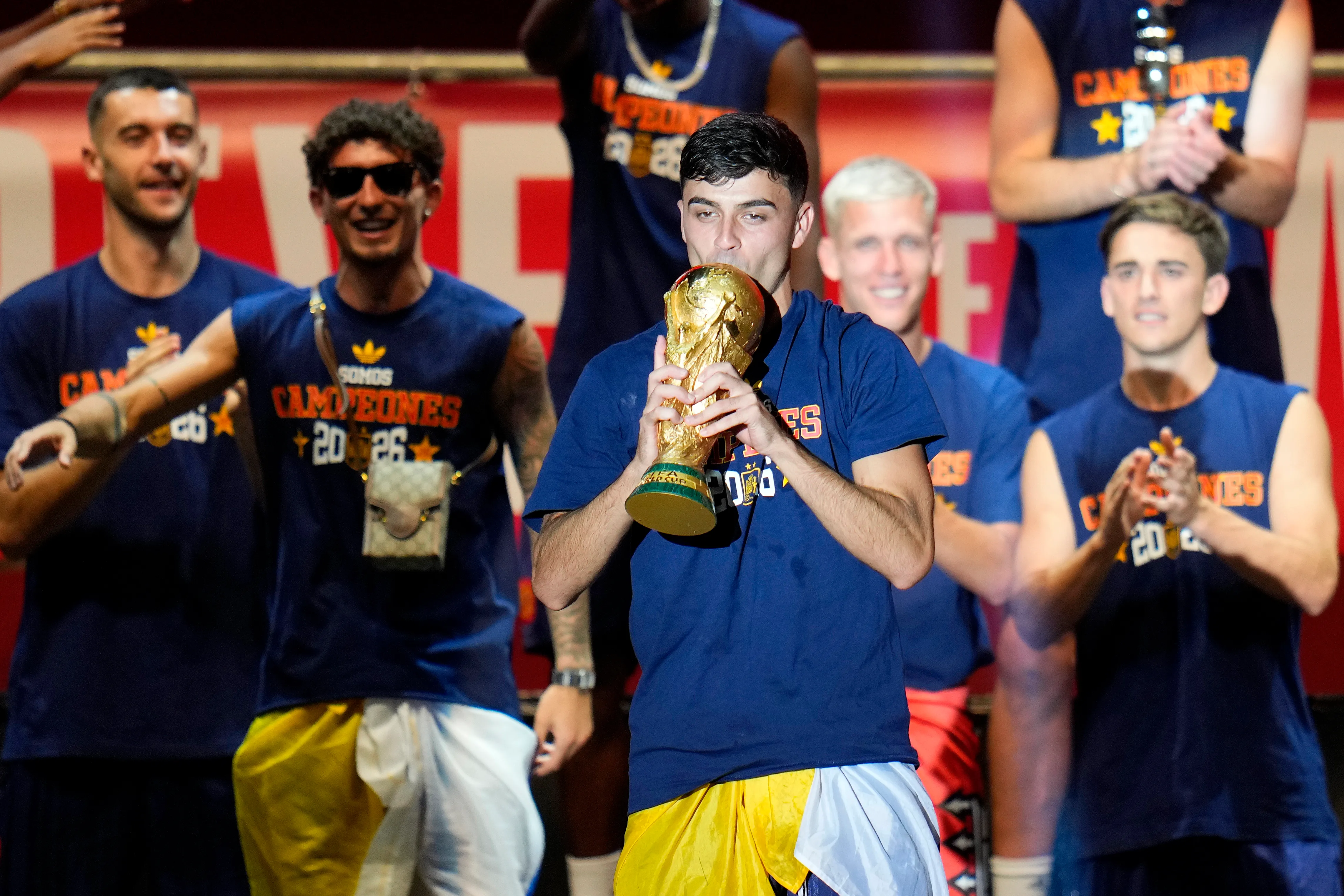 Pedri, reciente campeón del mundo con España, tendría que cambiar su nombre de camiseta si jugara en Chile. | Foto: Getty Images.