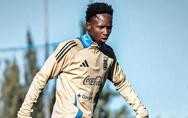 El buen nivel de Stephen Kiki Ramos en las inferiores de Vélez le hicieron merecedor de un llamado en la Sub 17 de Argentina. | Foto: AFA. 