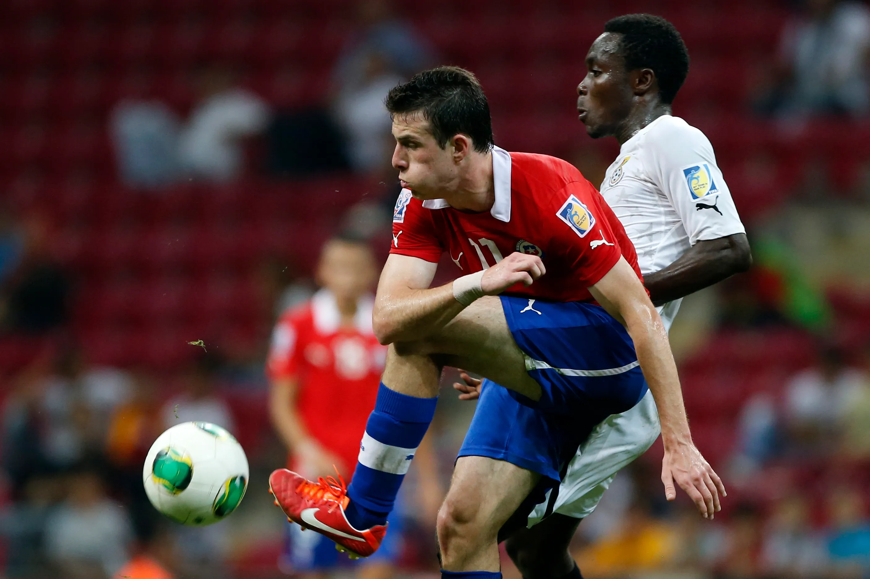 Ángelo Henríquez en acción durante el duelo que Chile perdió ante Ghana en aquel Mundial. (Andres Pina/Photosport).