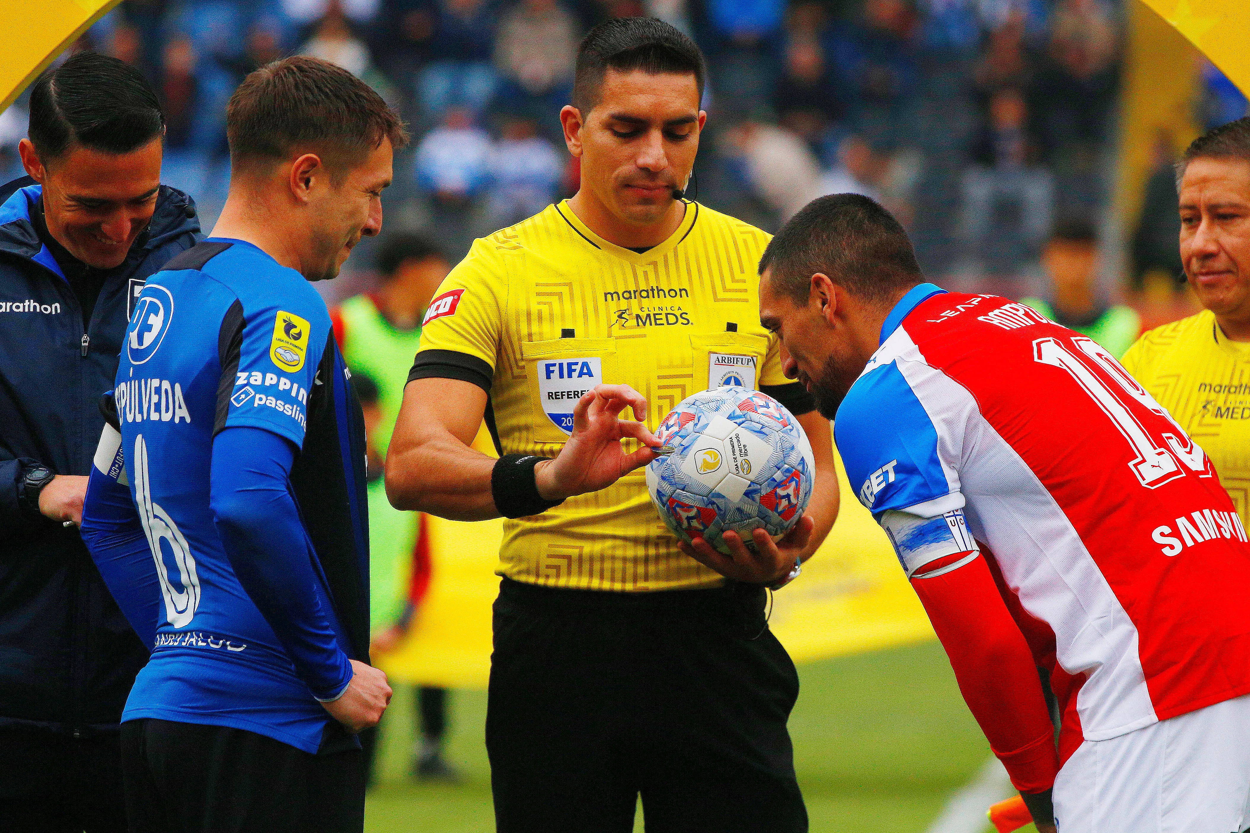 Branco Ampuero en su rol de capitán de la Católica ante Huachipato. (Marco Vazquez/Photosport).