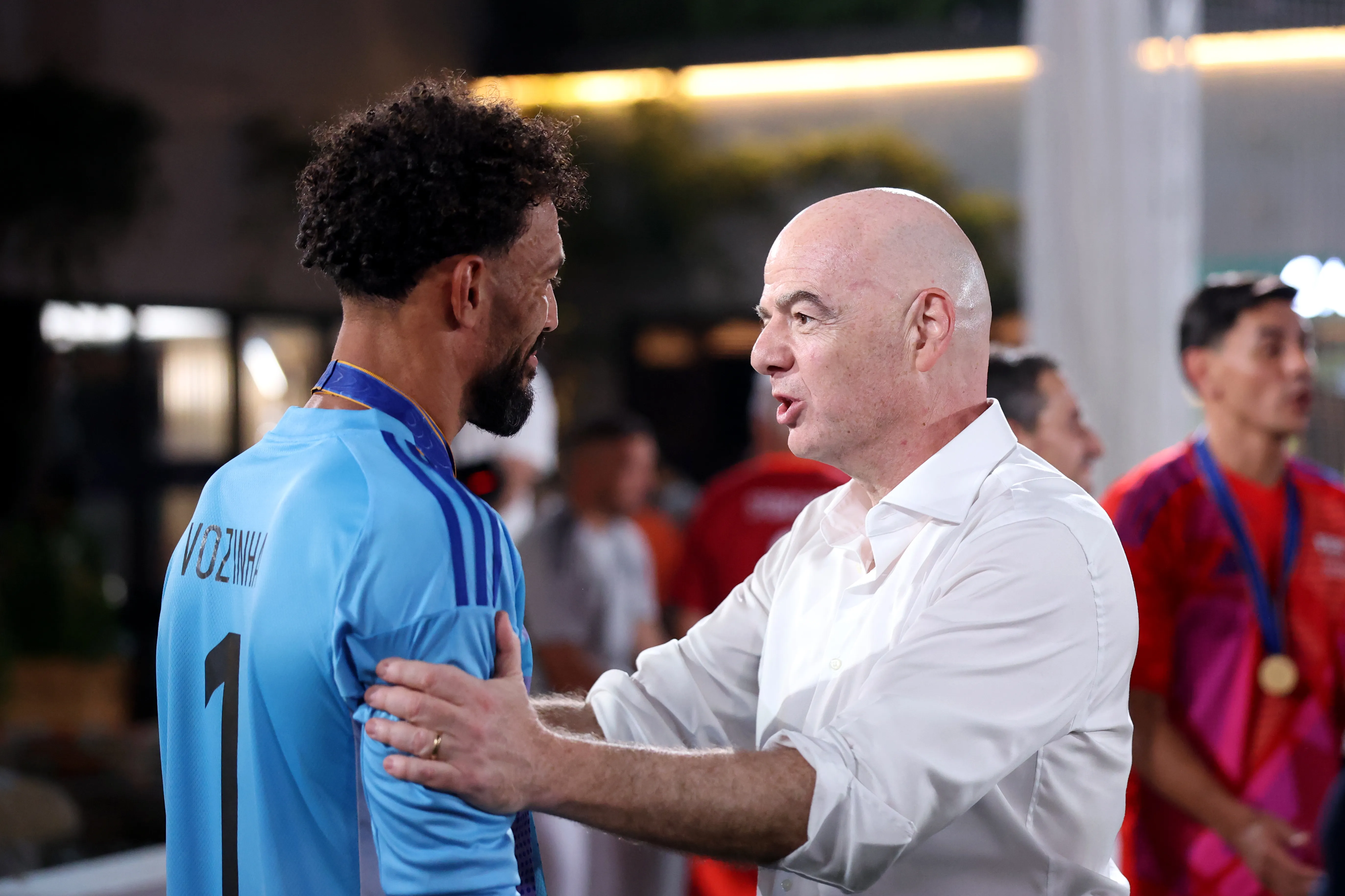 Hasta Gianni Infantino, presidente de la FIFA, quiso su fotografía con Vozinha. (Carl Recine/Getty Images).