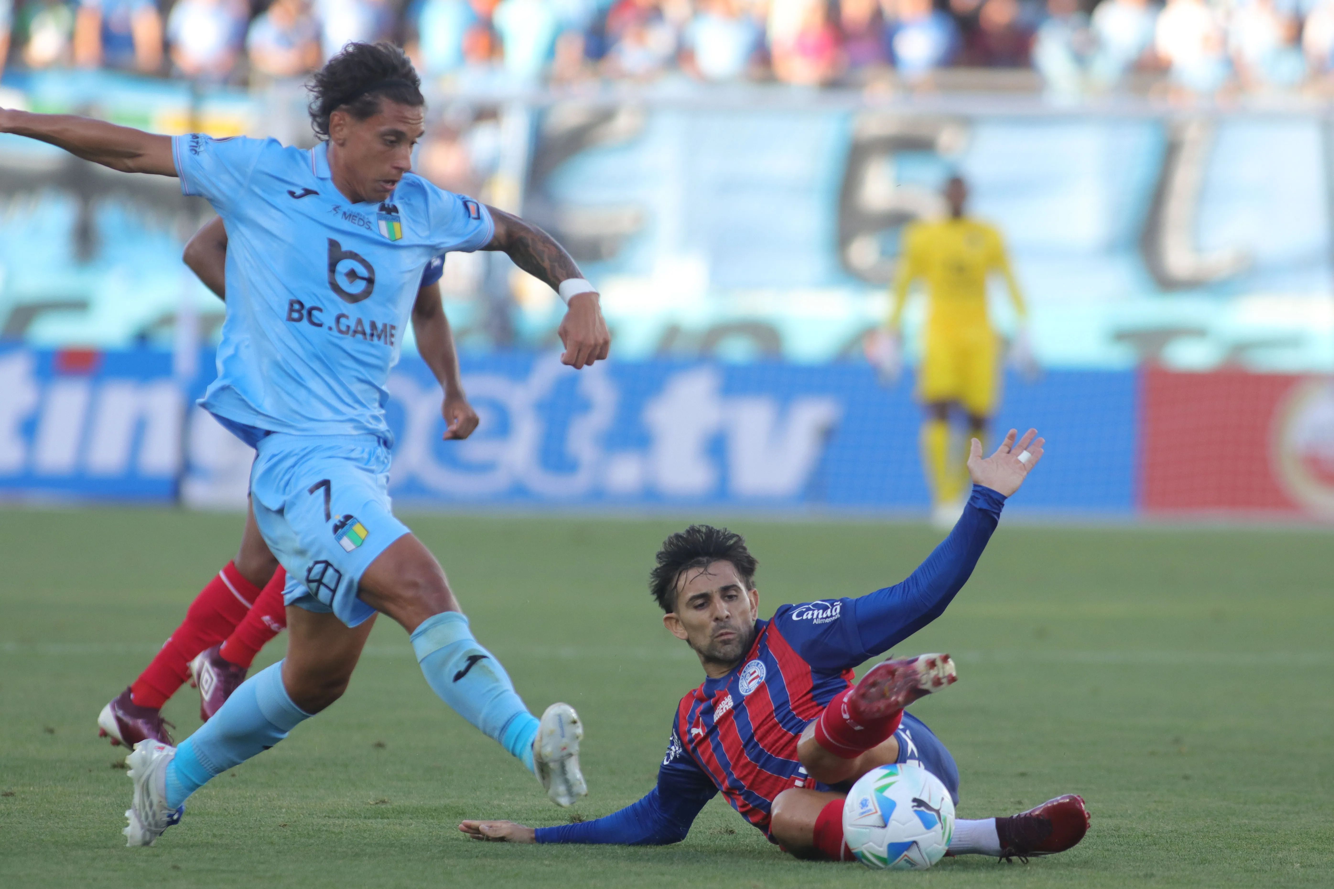 Martín Sarrafiore en acción ante Bahía de Brasil por la Copa Libertadores. (Jorge Loyola/Photosport).
