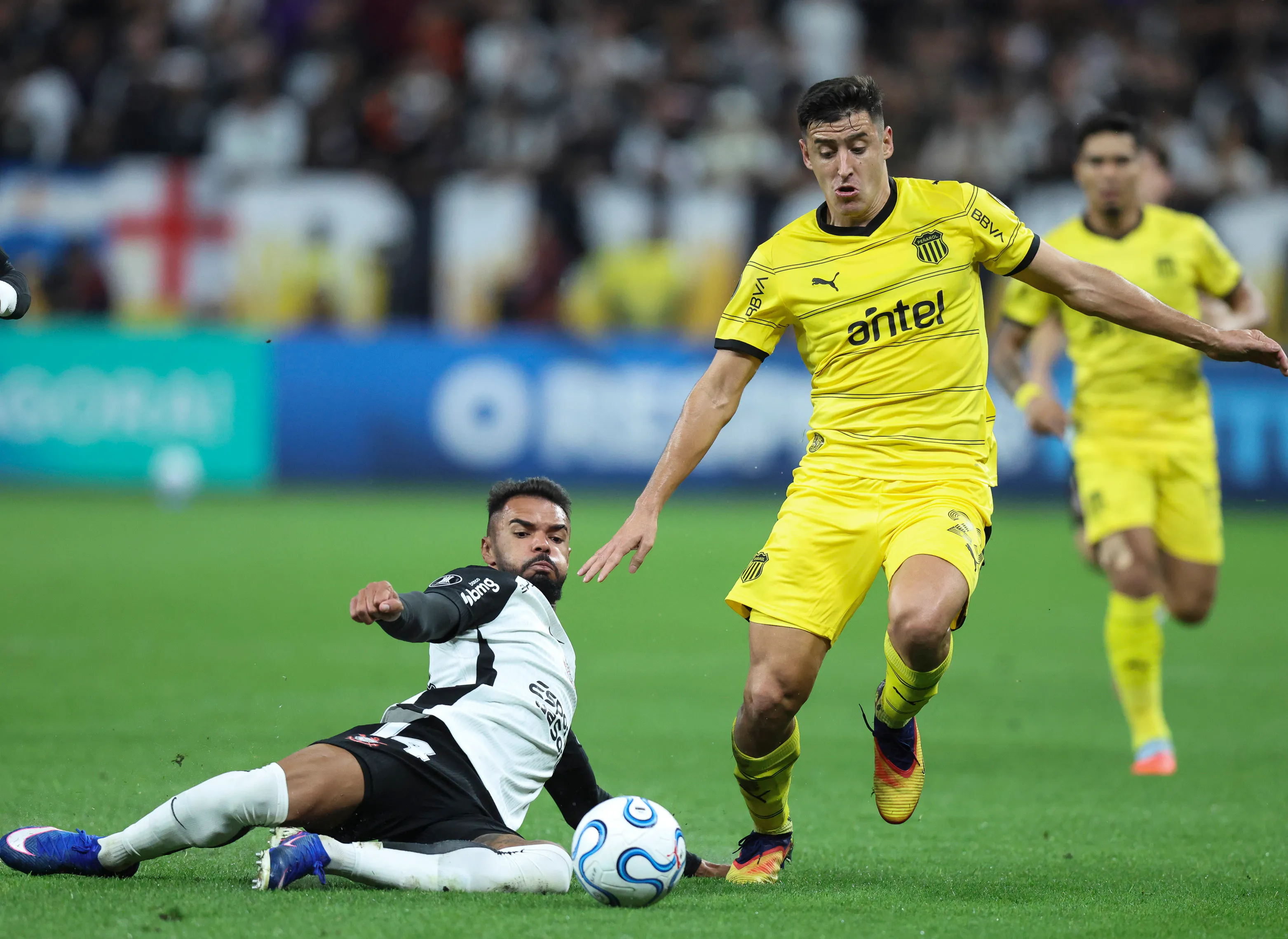 Gastón Togni ante Corinthians en la Copa Libertadores. (Alexandre Schneider/Getty Images).