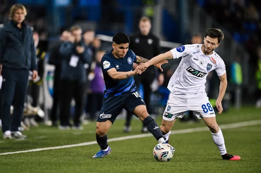 Jordhy Thompson tiene contrato hasta junio del 2027 con Orenburg. Por lo mismo, su regreso a Colo Colo está descartado. | Foto: jordhyth_42