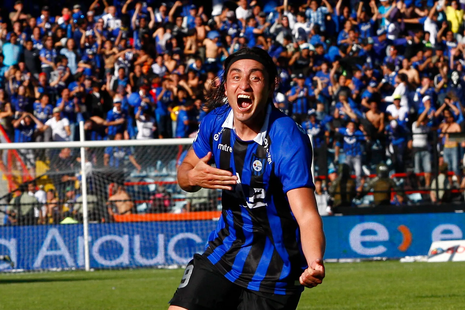 Daniel González celebra un golazo que le anotó a Eduardo Lobos en la final del Torneo Clausura 2012. (Marcelo Hernandez/Photosport).