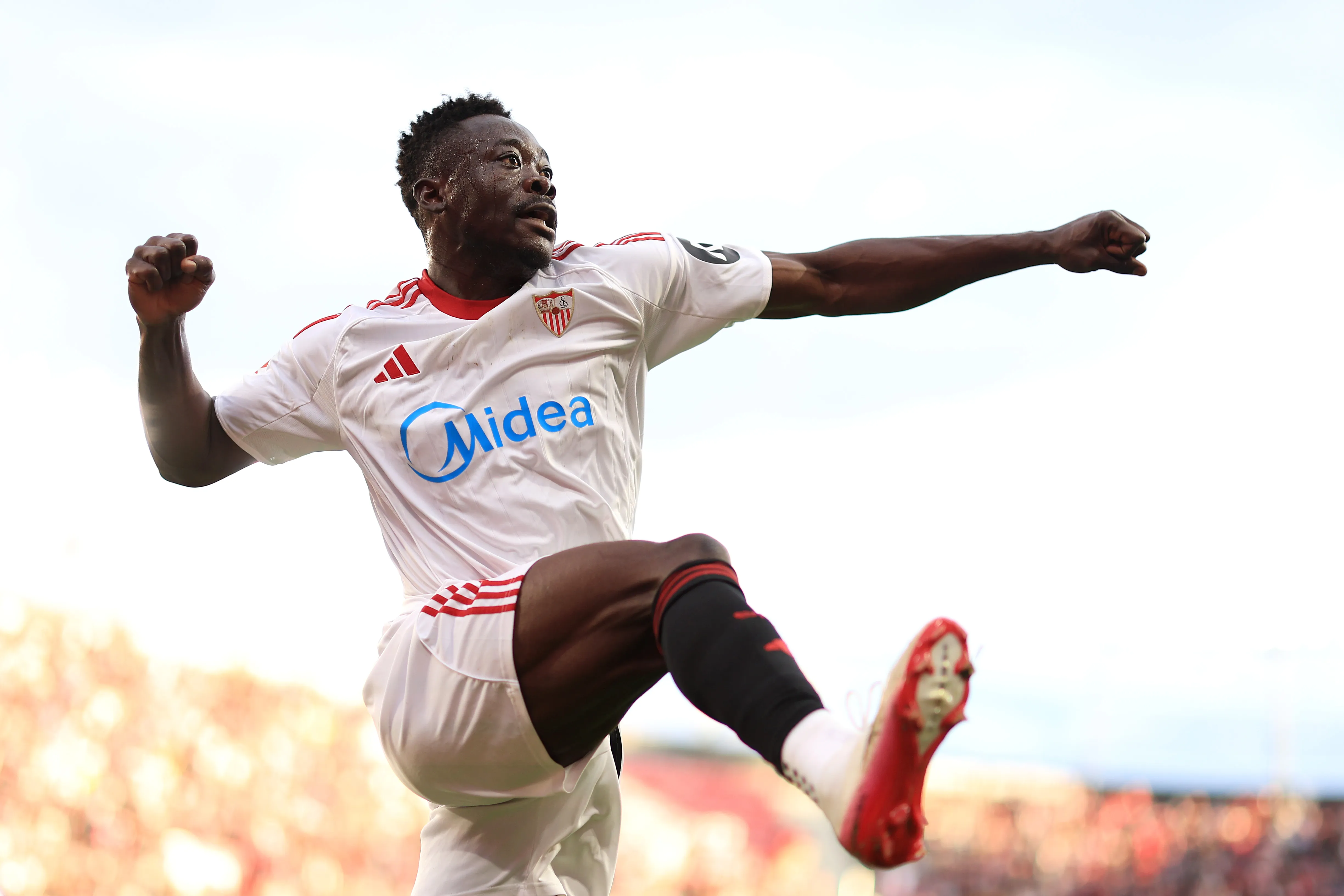 Akor Adams anotó 10 goles en 37 partidos por el Sevilla. (Photo by Fran Santiago/Getty Images).