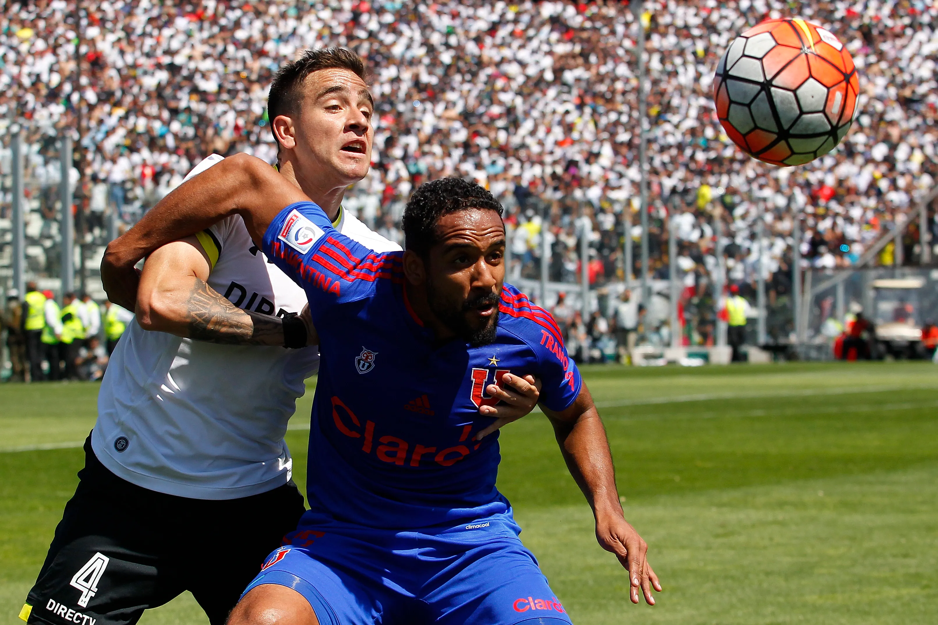 Beausejour defendiendo el balón ante Matías Zaldivia. Las vueltas del fútbol. Imagen: Photosport
