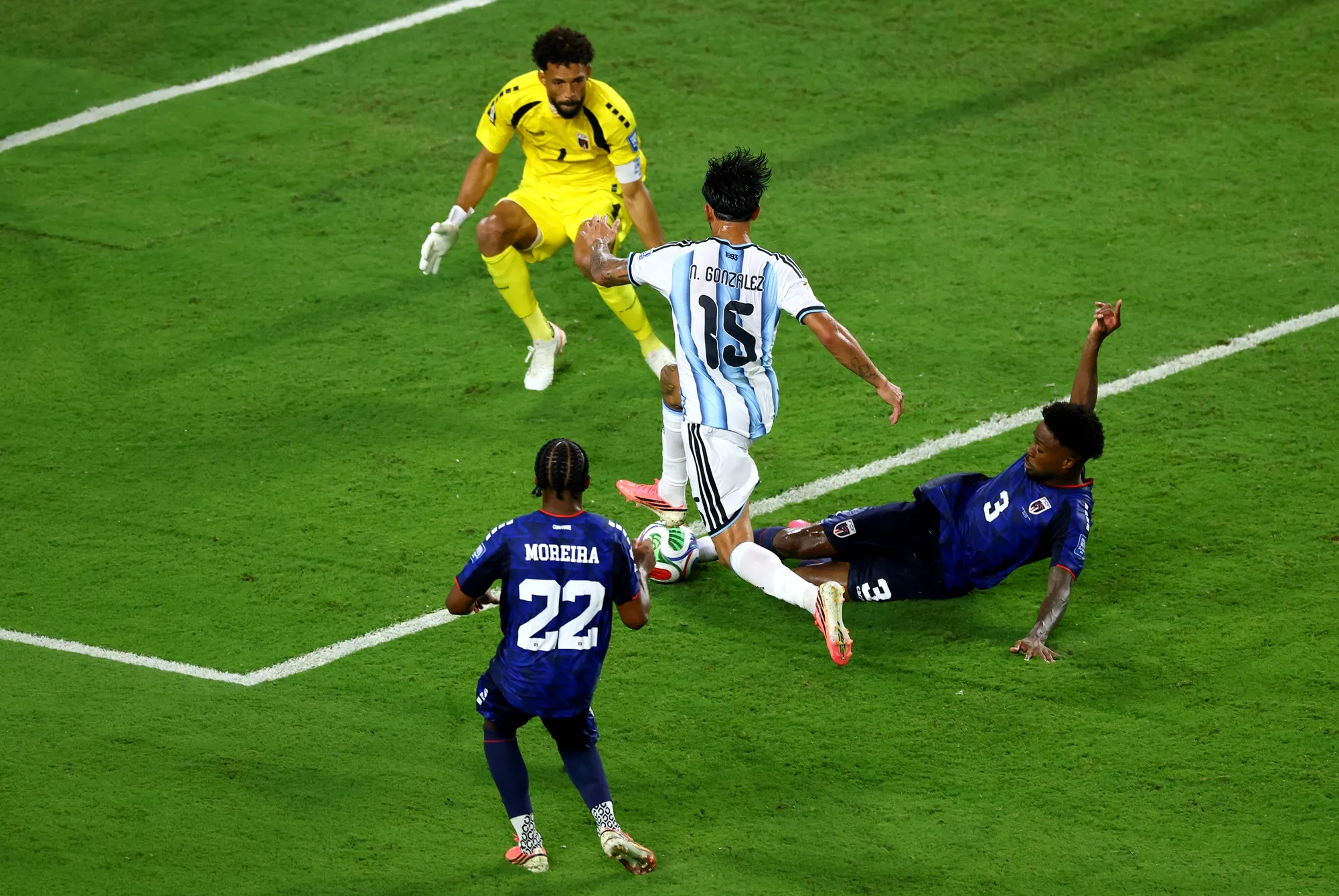 Vozinha en acción ante Argentina en el Mundial 2026. (Megan Briggs/Getty Images).