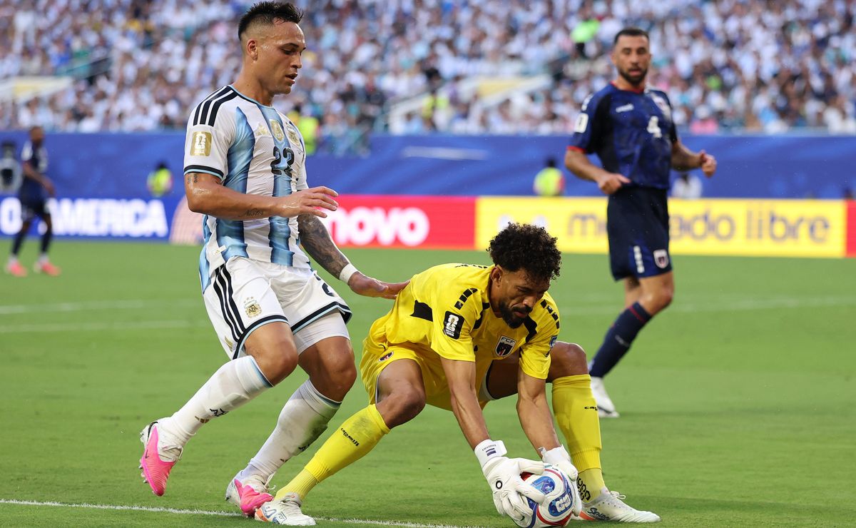 Fernando Ortiz confirma que Vozinha jugará en Colo Colo: “Lo vi feliz”