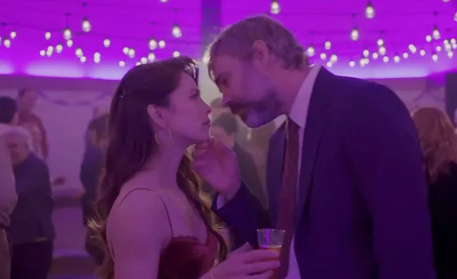 Karl y Cassandra protagonizan el romance central de la serie