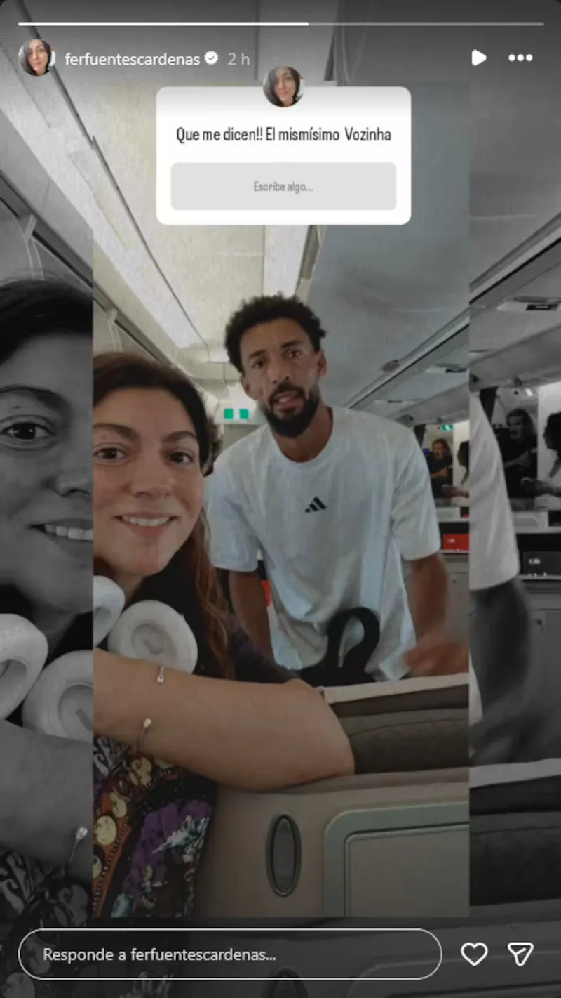 Vozinha posa con una chilena en el avión.