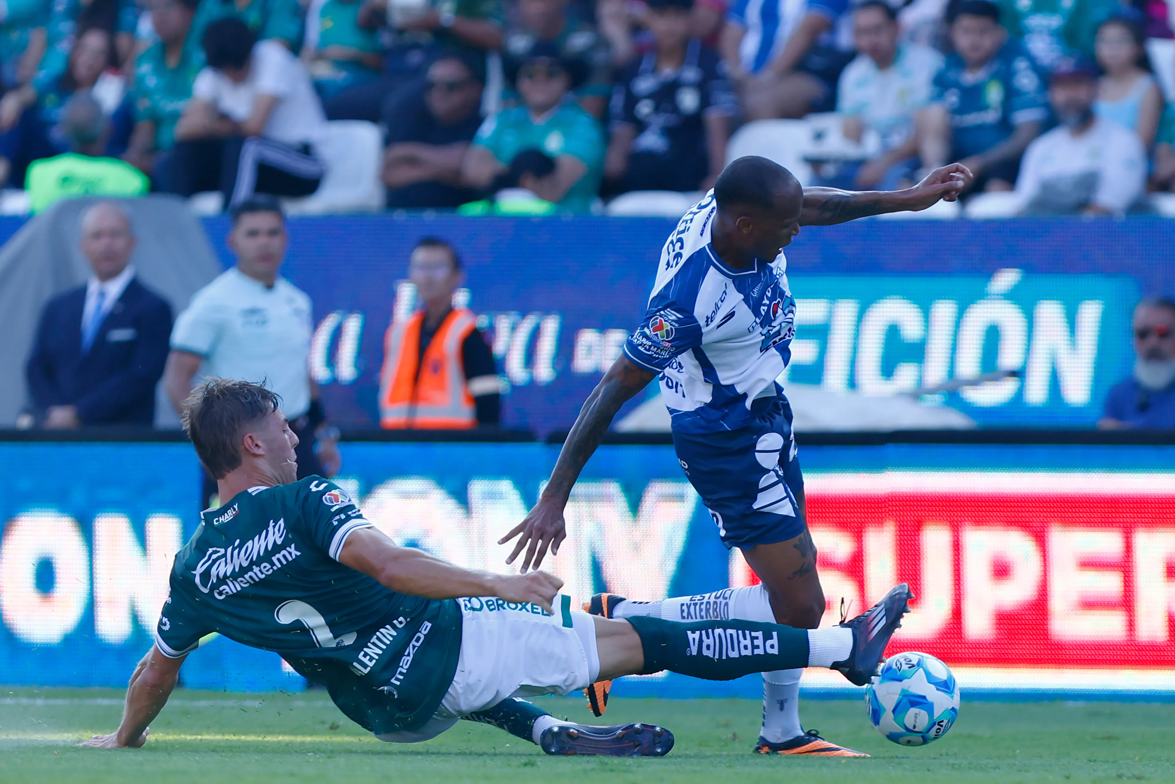 Valentín Gauthier en acción ante el Pachuca con la camiseta del León. (Leopoldo Smith/Getty Images).