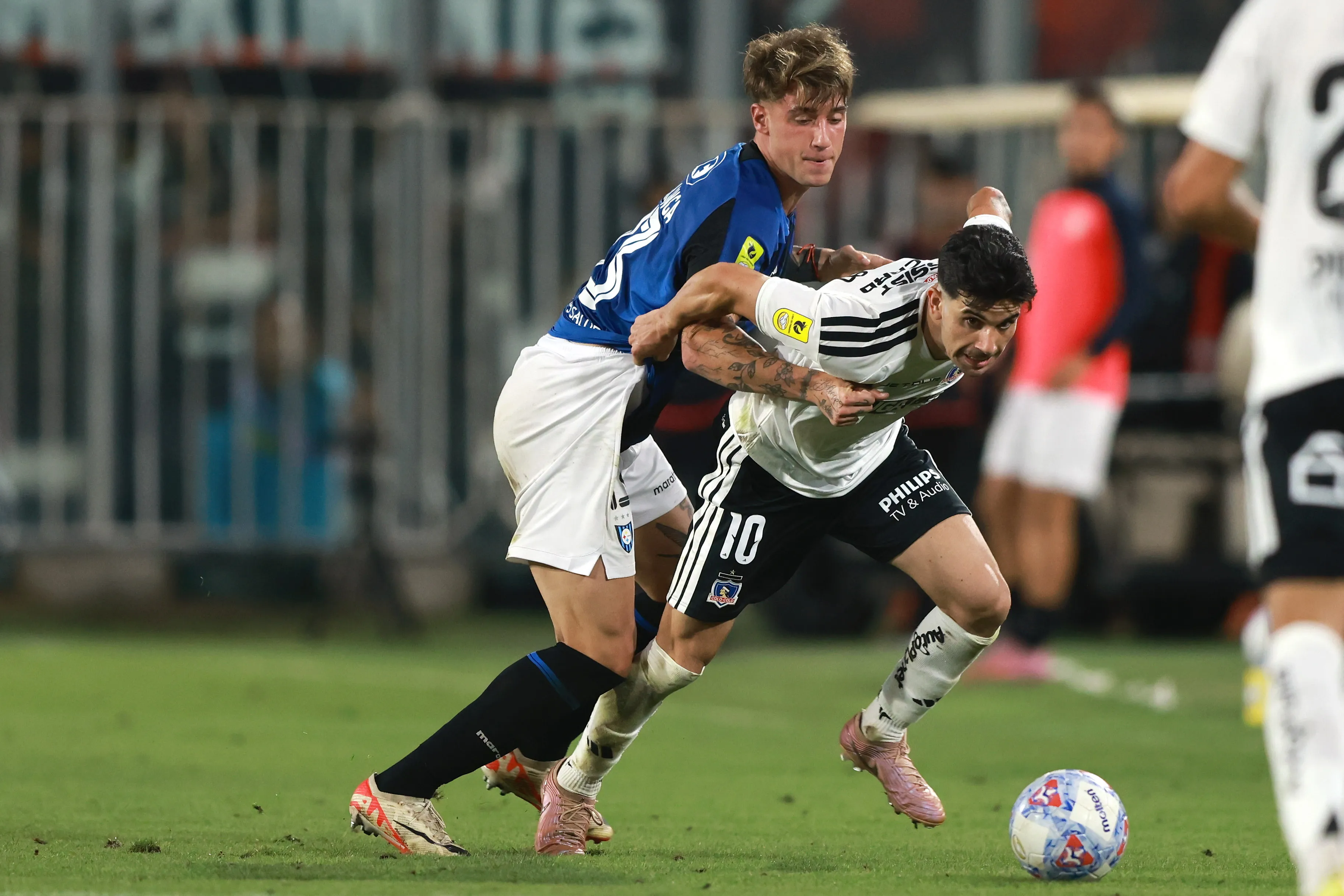Renzo Malanca lucha una pelota con Lautaro Pastrán de Colo Colo. (Felipe Zanca/Photosport).