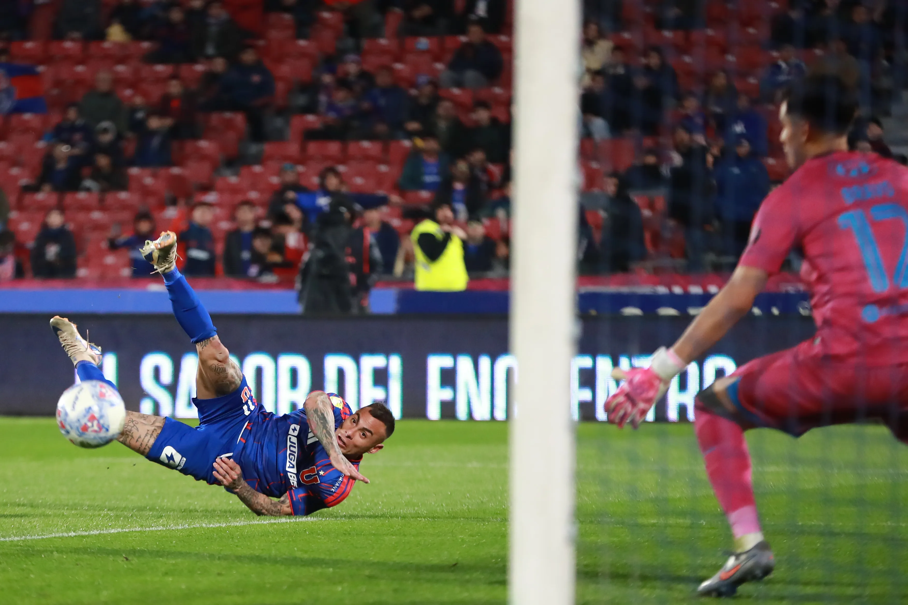 Otra imagen del golazo de Eduardo Vargas. (Felipe Zanca/Photosport).
