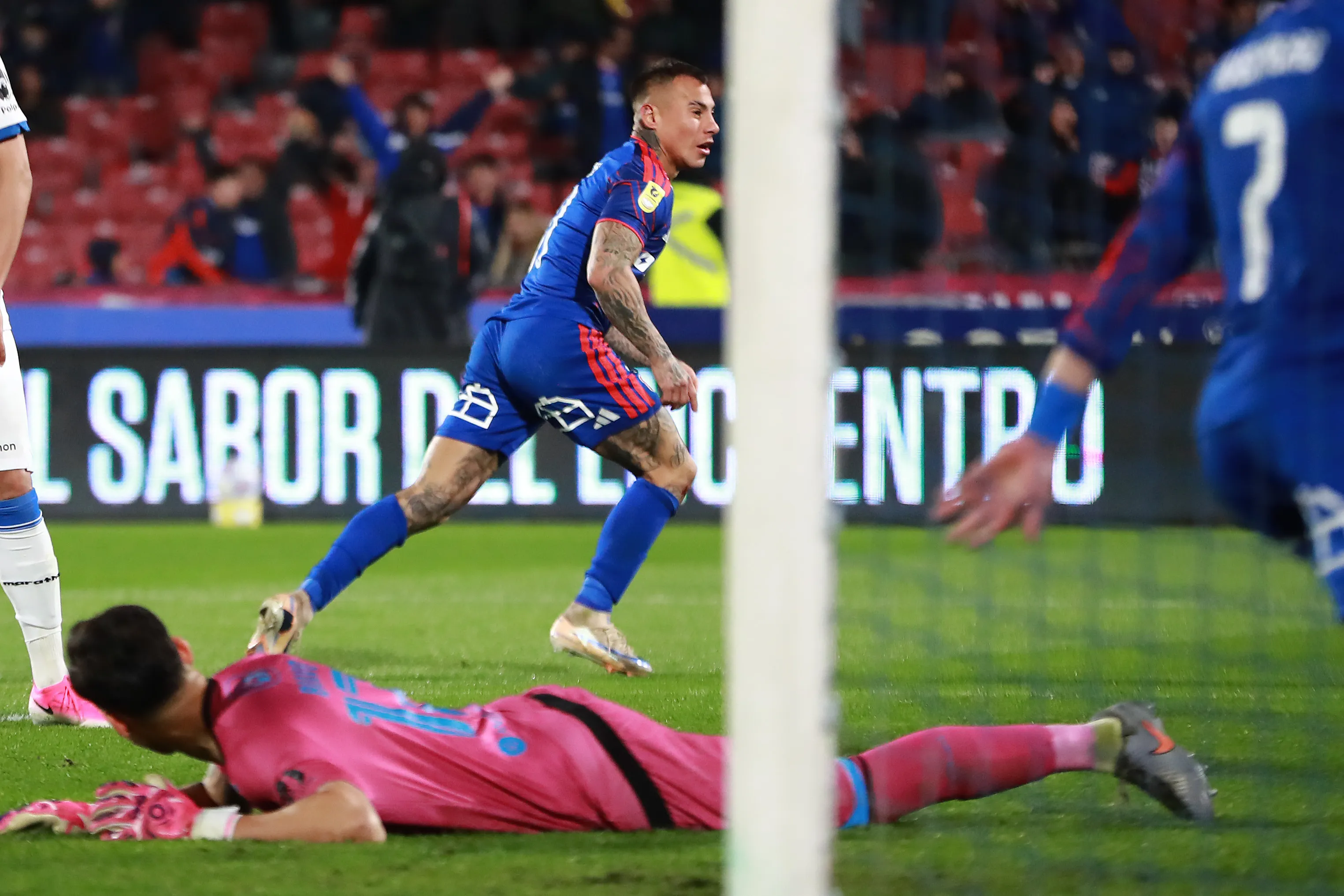 El festejo de Vargas tras su espectacular golazo. (Felipe Zanca/Photosport).