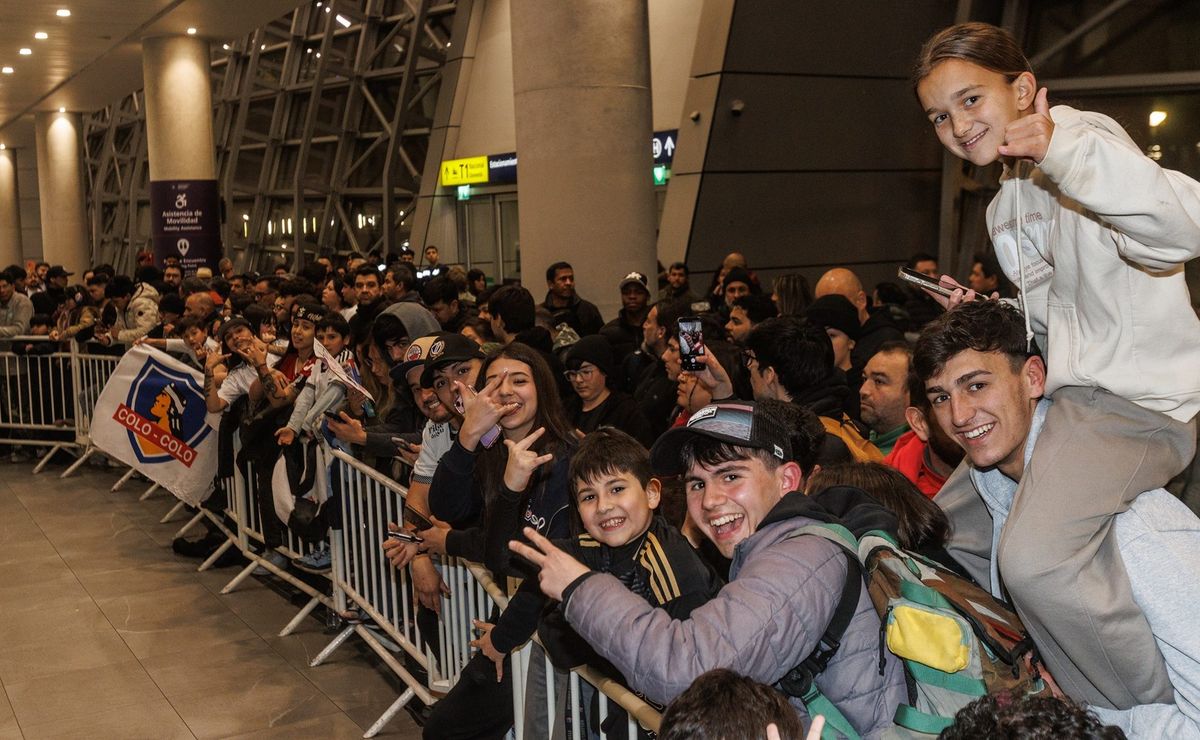 Locura total en el aeropuerto por la llegada de Vozinha a Chile para firmar en Colo Colo