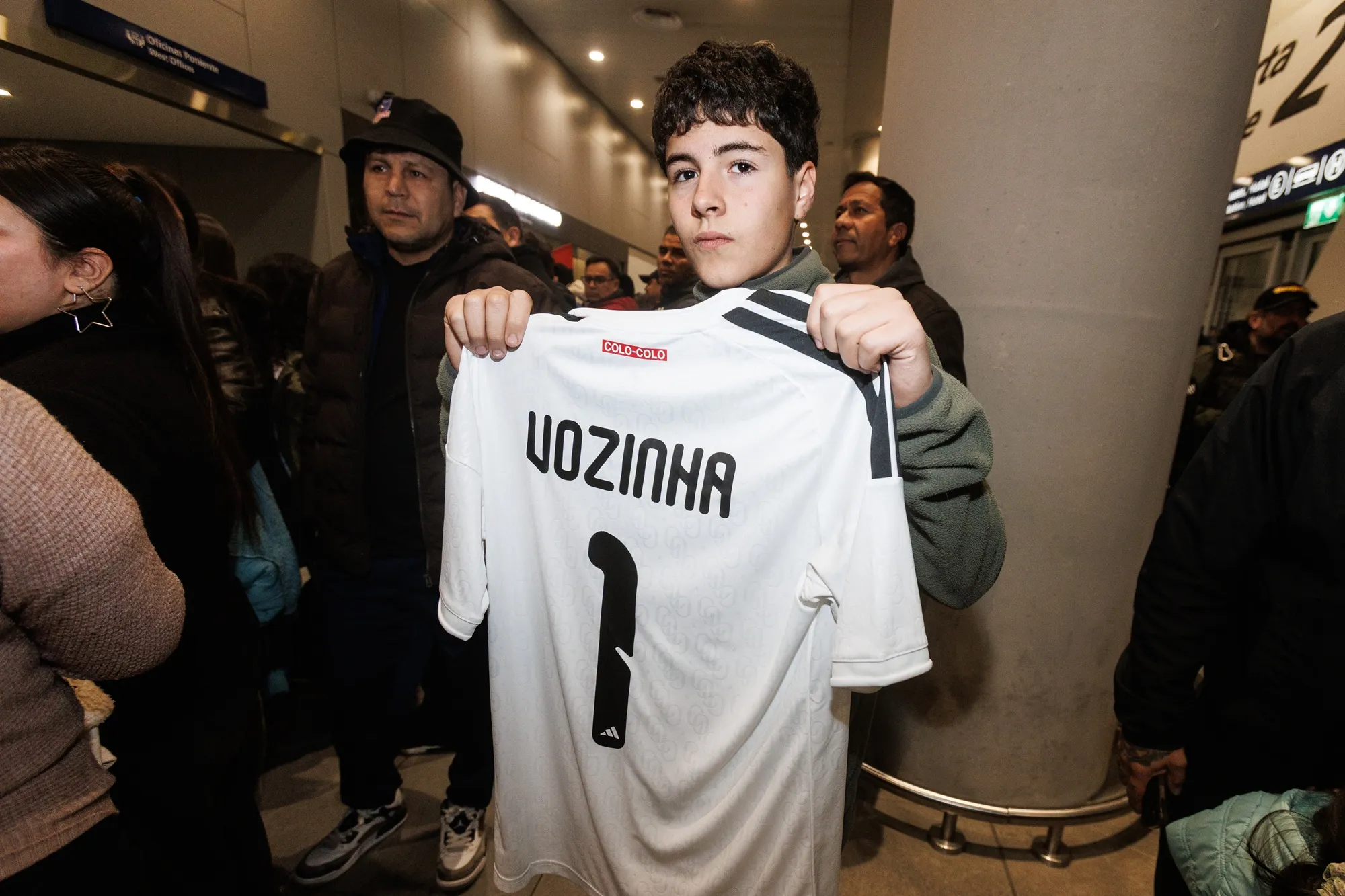 Varios fanáticos llegaron con la camiseta de Colo Colo en honor a Vozinha. (Diego Martin/Photosport).