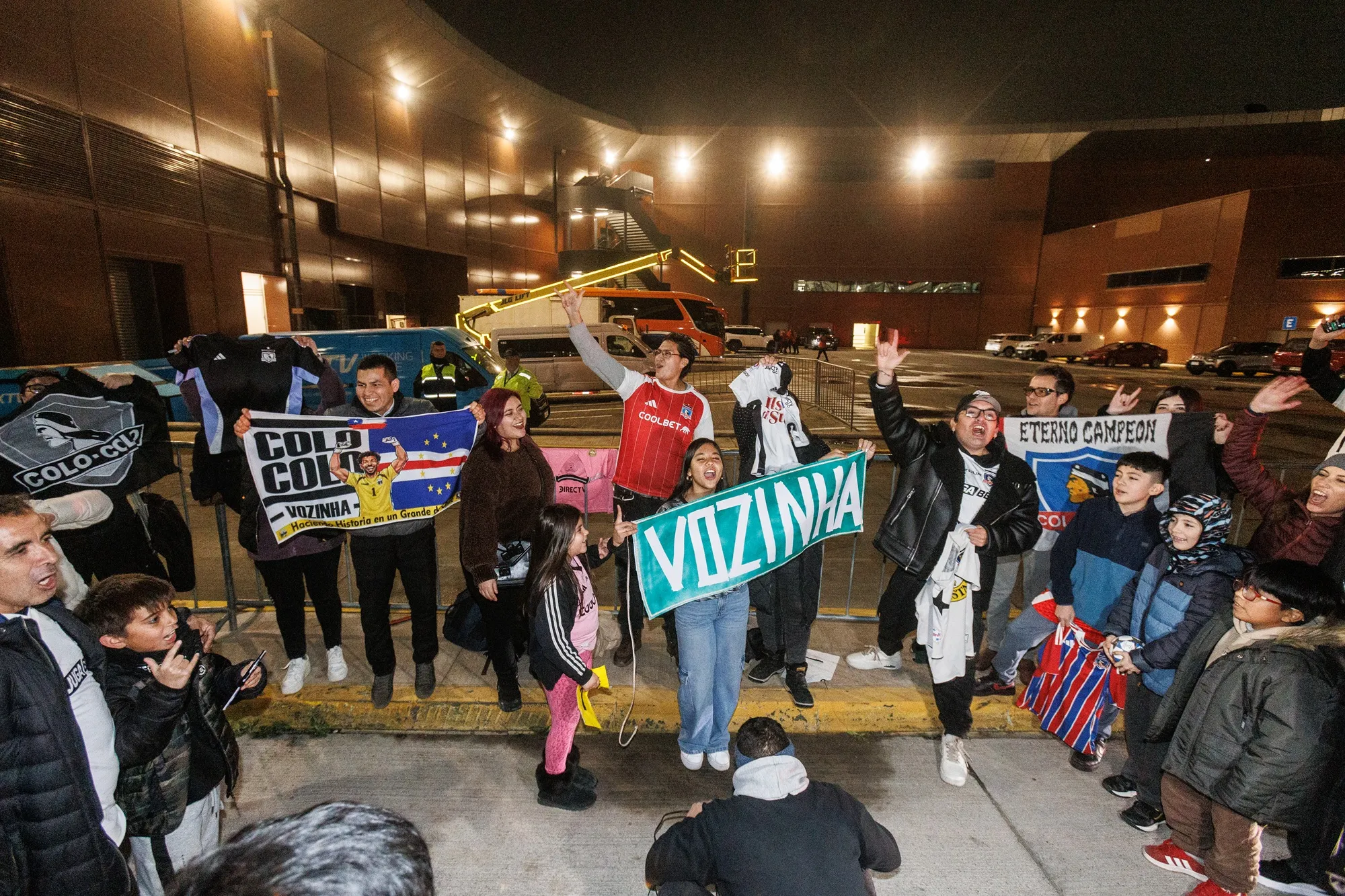 Muchos hinchas, unos 500, llegaron al Aeropuerto Internacional de Santiago por Vozinha. (Diego Martin/Photosport).