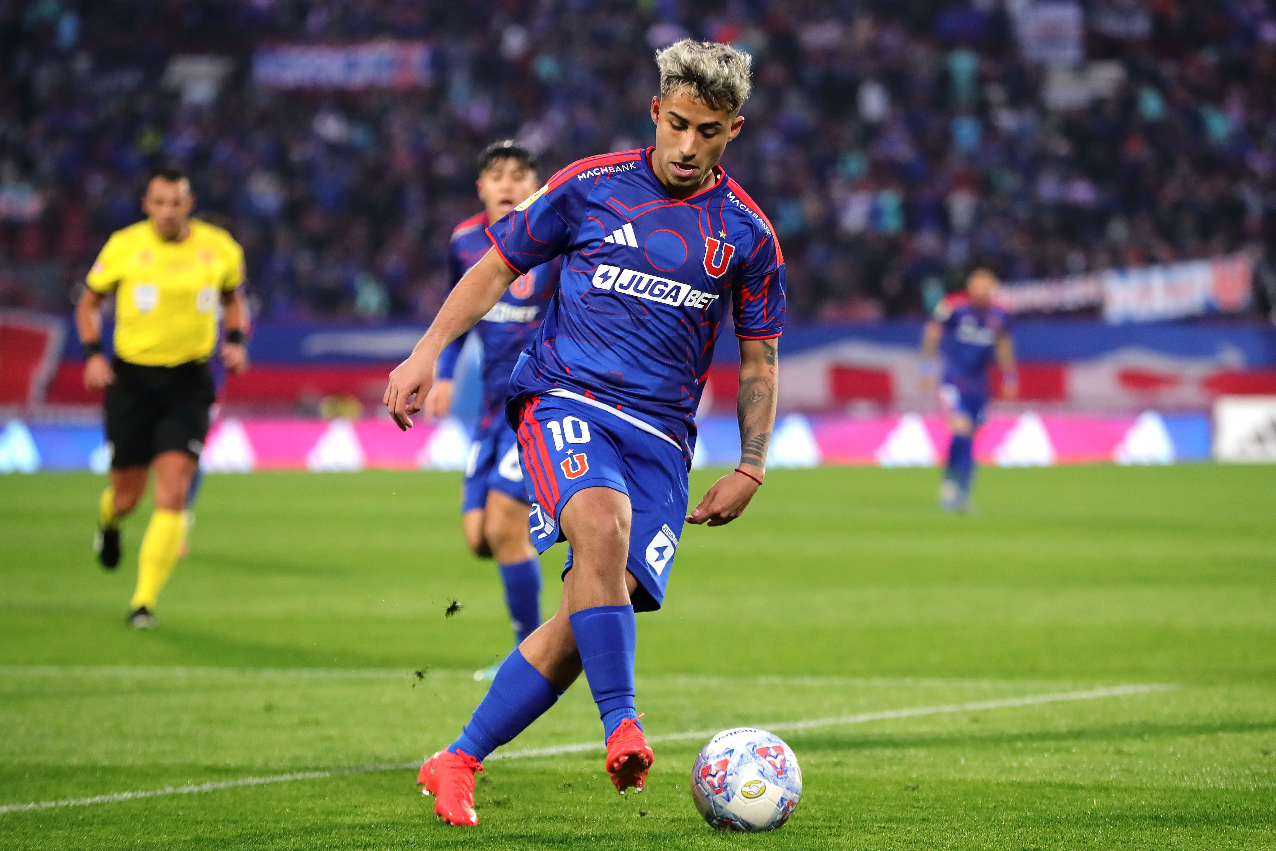 Lucas Assadi en acción ante Huachipato. (Felipe Zanca/Photosport).