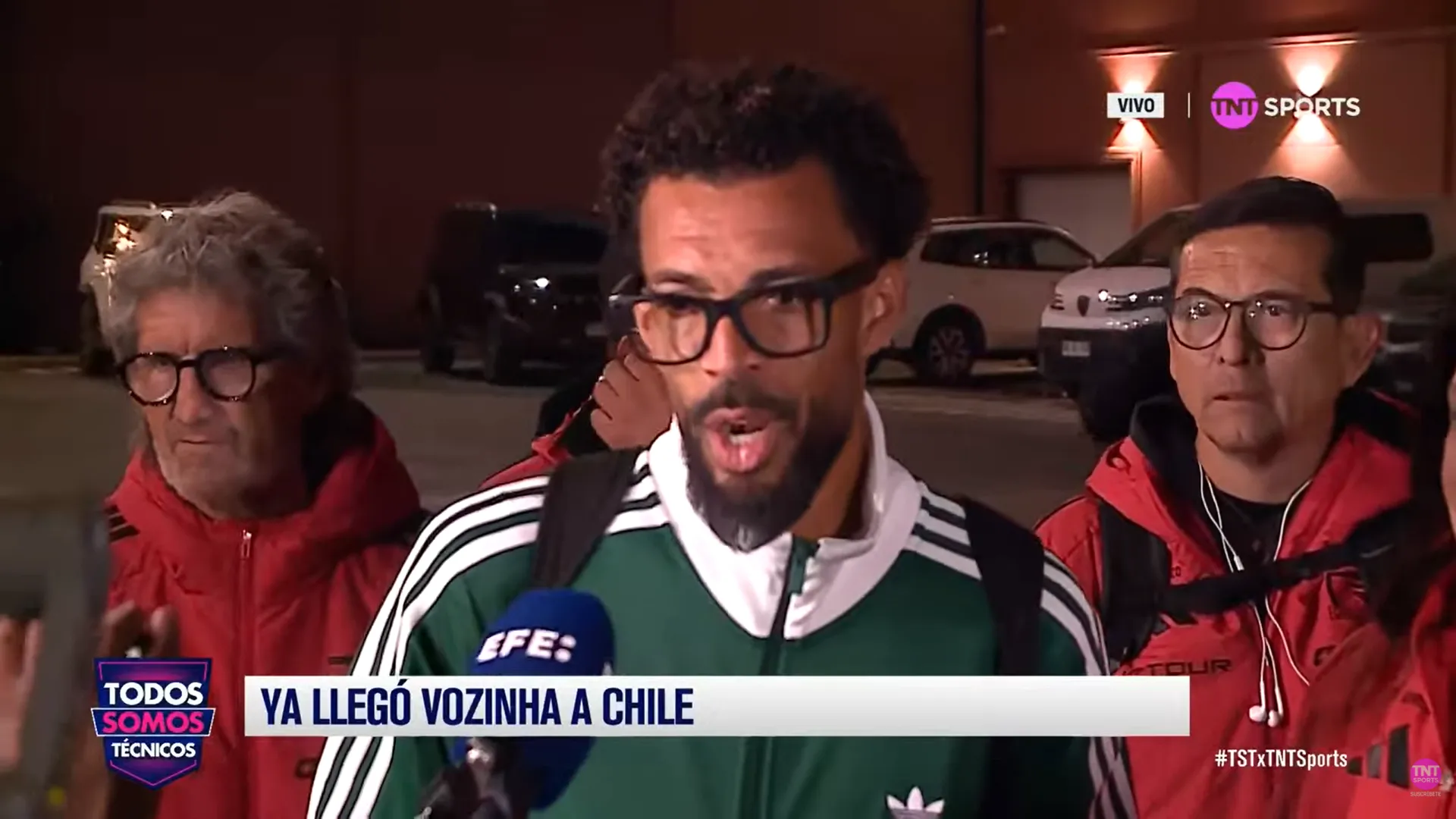 Vozinha tuvo un pequeño punto de prensa en el Aeropuerto Internacional de Santiago. (Captura TNT Sports).