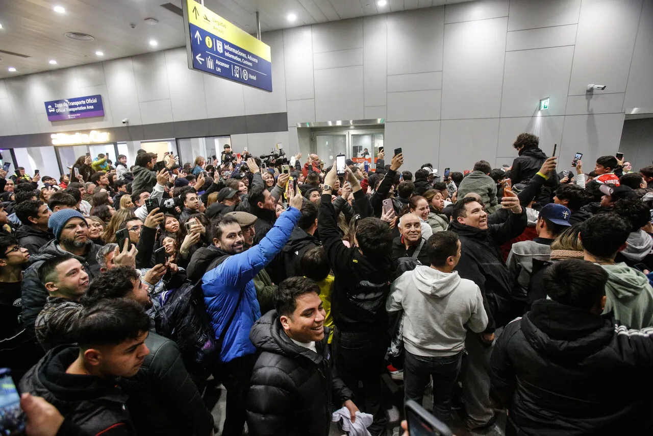 Vozinha generó la locura en el aeropuerto. Foto: Photosport