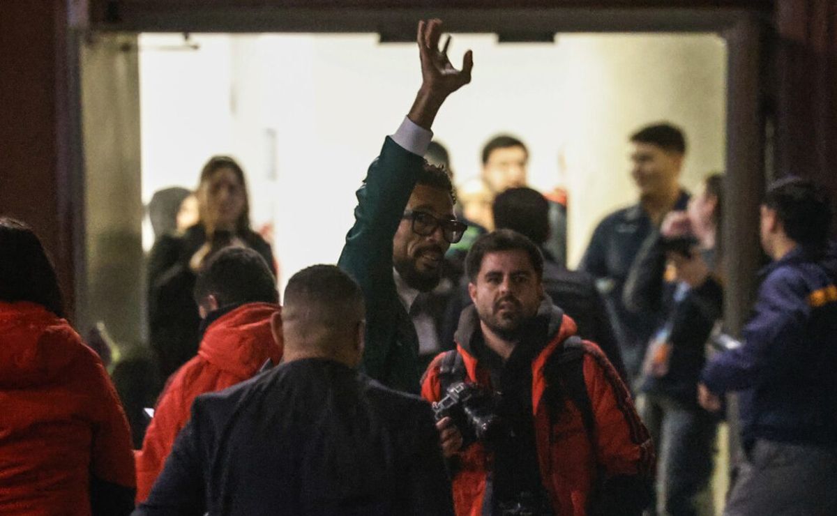 Prensa francesa queda impactada por recibimiento de Vozinha en Chile: “Una multitud impresionante”