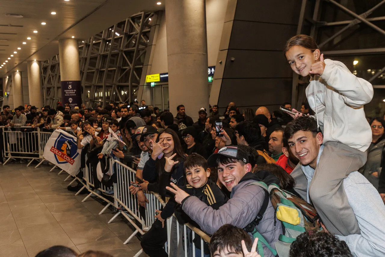 Los hinchas llegaron en masa a recibir a Vozinha. Foto: Photosport