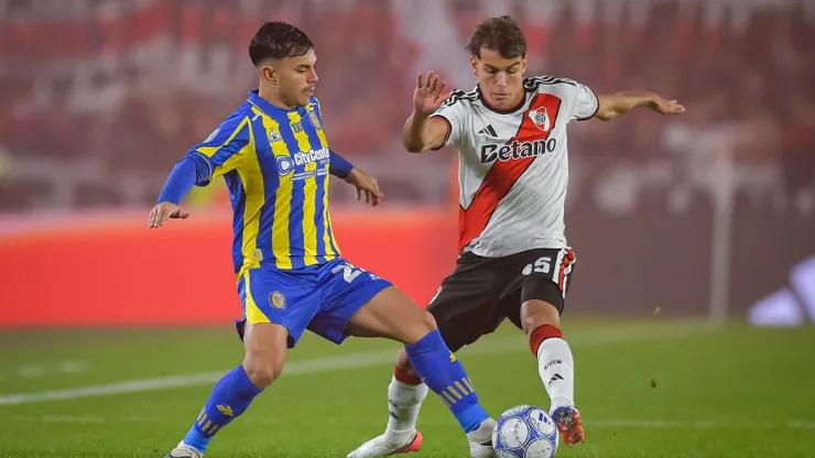 Vicente Pizarro marca a Joaquín Freitas en el triunfo de los Canallas sobre River.