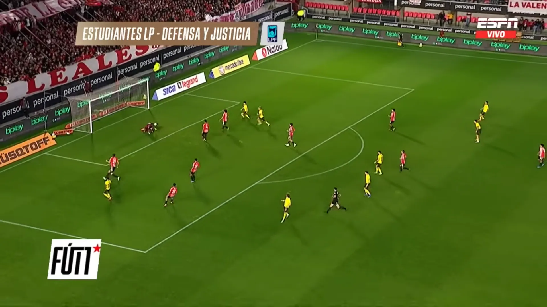 Muslera dejó una pelota peligrosa en un remate inocuo y Benedetti estuvo presto para salvarlo. (Captura ESPN).