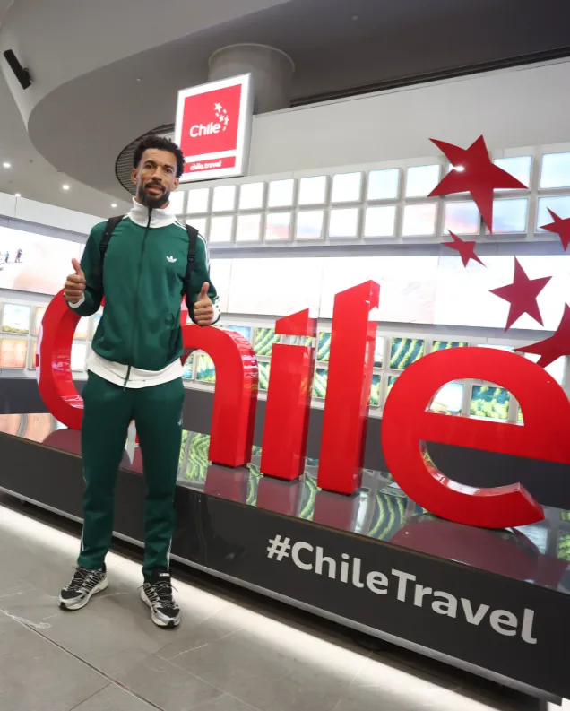 Vozinha en su primera visita a Chile para firmar en Colo Colo. (Foto: Colo Colo).