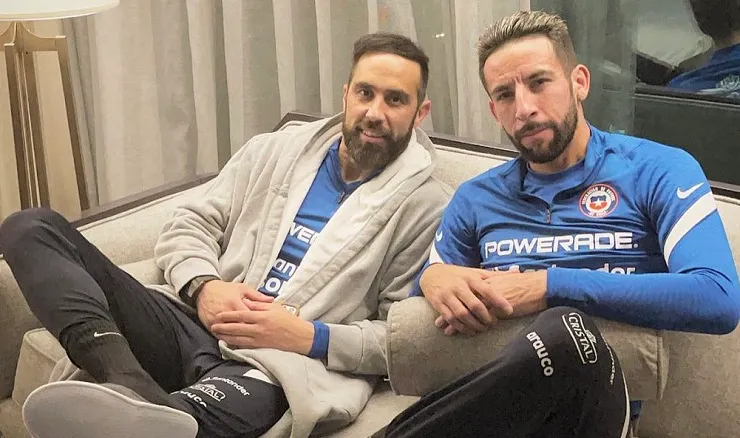 Mauricio Isla bromea con una dupla técnica con Claudio Bravo.