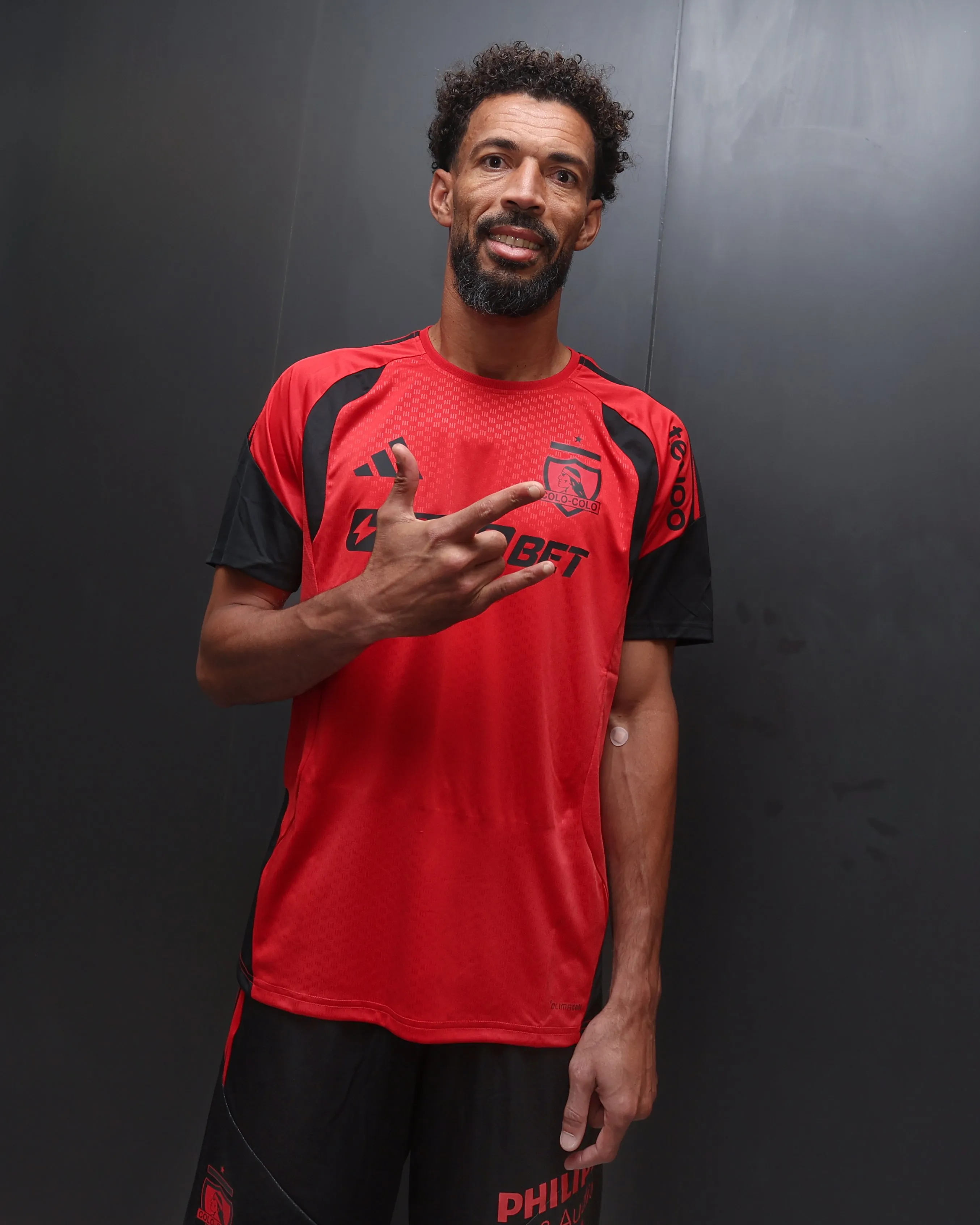 Vozinha ya luce la camiseta de Colo Colo. Foto: Colo Colo