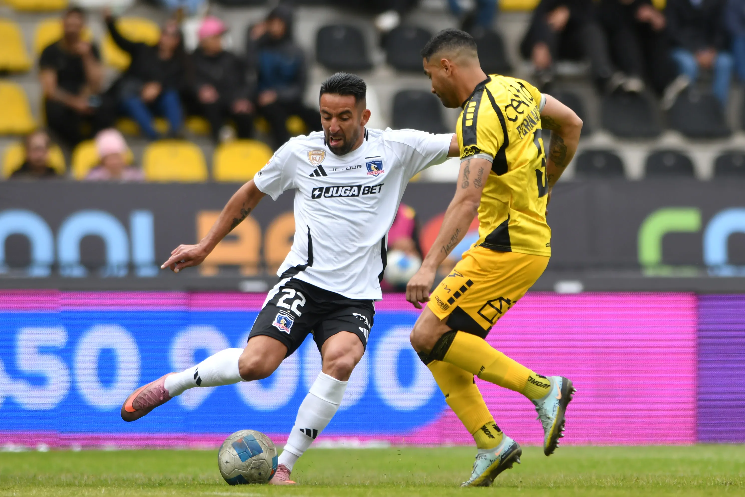 Mauricio Isla se alista para el retiro del fútbol. Foto: Alejandro Pizarro Ubilla/Photosport