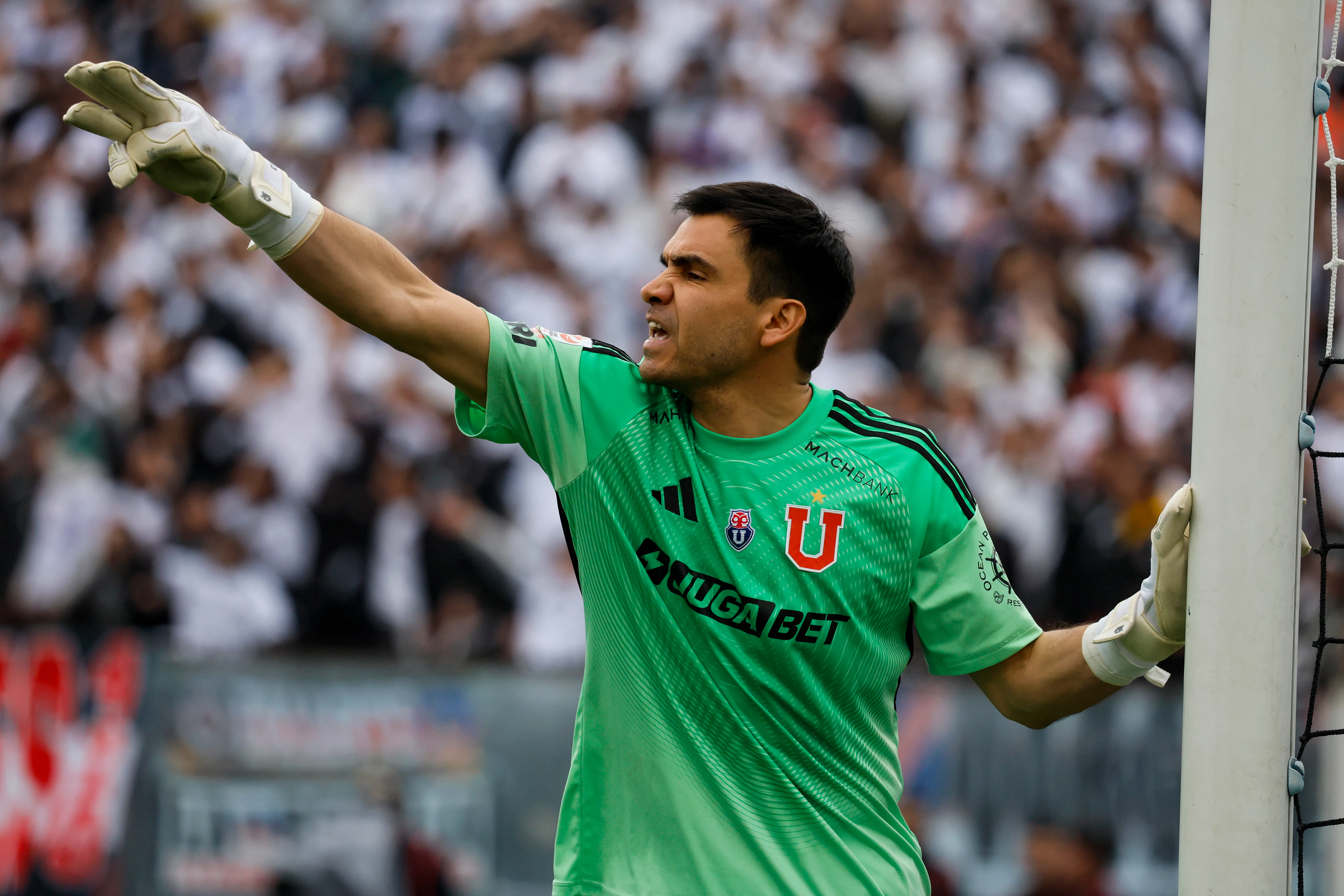 Cristopher Toselli en acción durante el Superclásico de 2025 en el Monumenta que los albos ganaron con gol de Vicente Pizarro. (Andres Pina/Photosport).