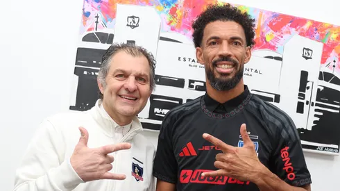 Vozinha fue presentado con la camiseta alternativa de campo de Colo Colo.