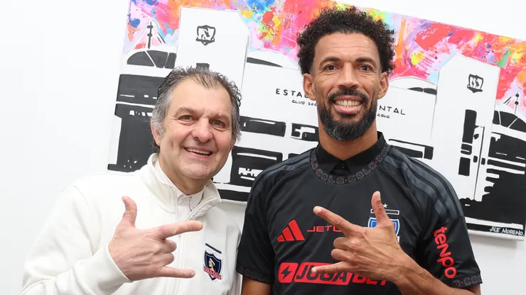 Vozinha fue presentado con la camiseta alternativa de campo de Colo Colo.