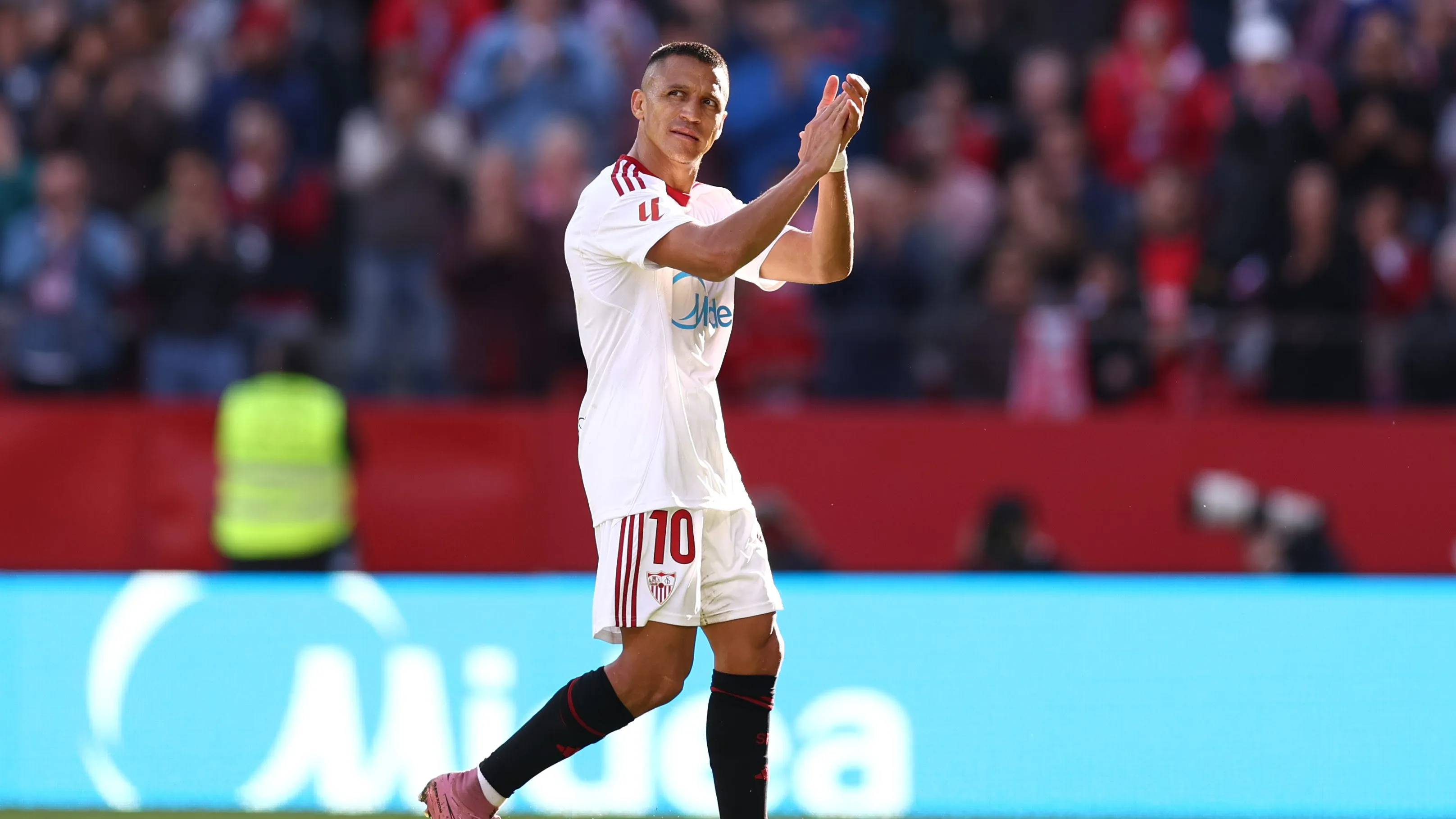 Alexis deja 18 años en el fútbol de Europa.