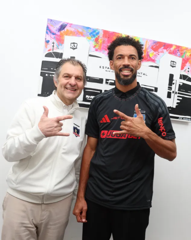 Aníbal Mosa posó con Vozinha tras la firma del contrato. (Foto: Colo Colo).