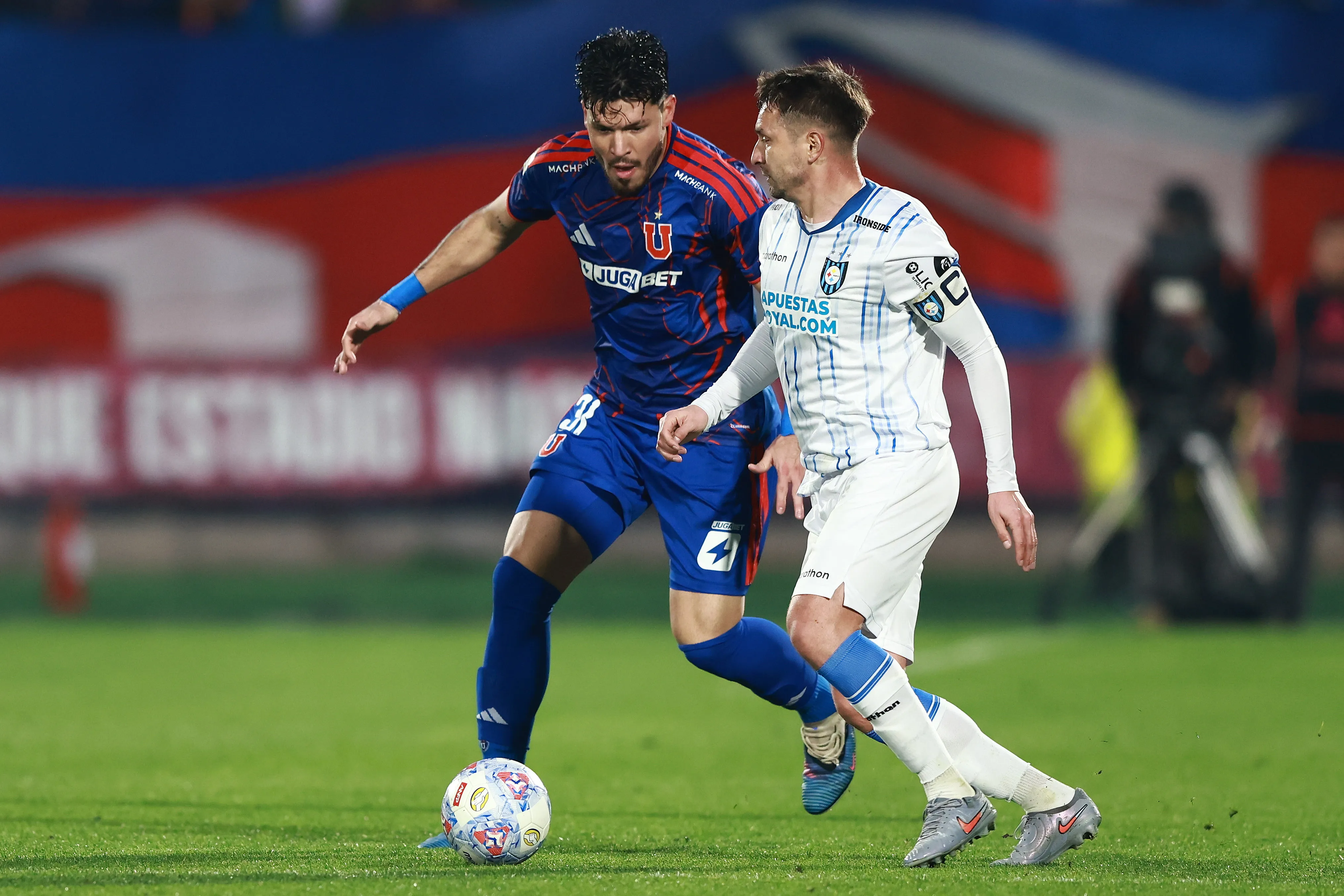 Bianneider Tamayo ante Claudio Sepúlveda en el duelo vs Huachipato. (Felipe Zanca/Photosport).