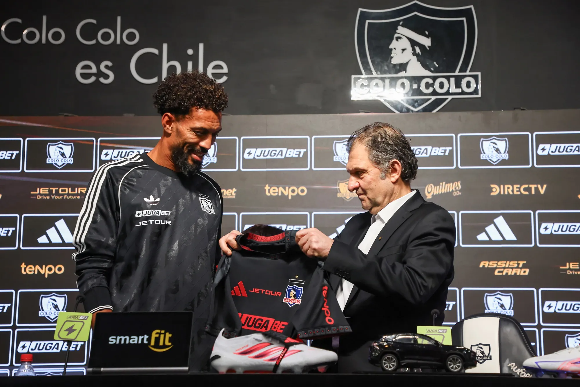 Aníbal Mosa le dio una camiseta a Vozinha en la presentación. (Marcelo Hernandez/Getty Images).