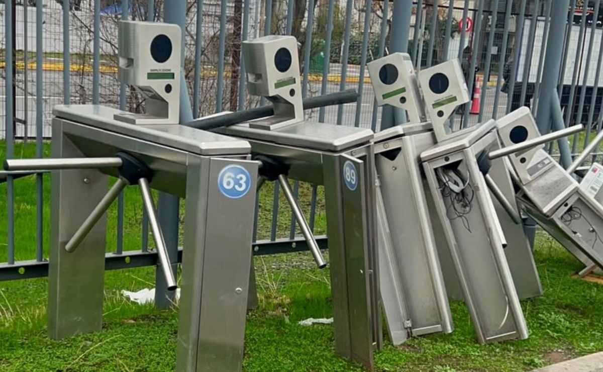 La polémica de los torniquetes del fútbol chileno: de medida de seguridad a basura en el Nacional