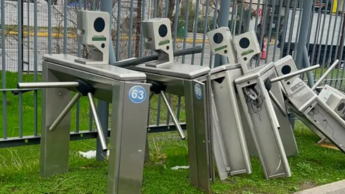 Los torniquetes anunciados hace años en el Nacional descansan en la calle.