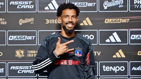 El portero de Cabo Verde por fin posó con su camiseta de Colo Colo ante los medios.