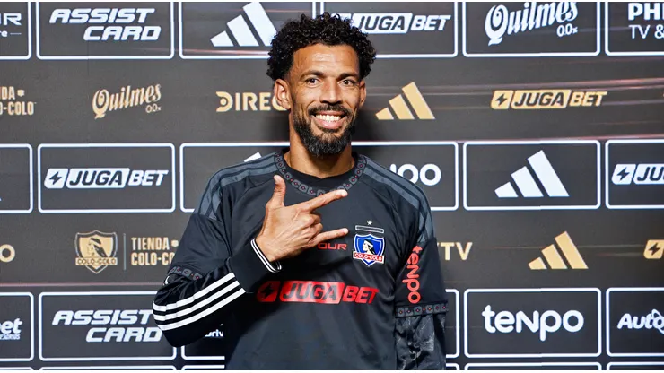El portero de Cabo Verde por fin posó con su camiseta de Colo Colo ante los medios.
